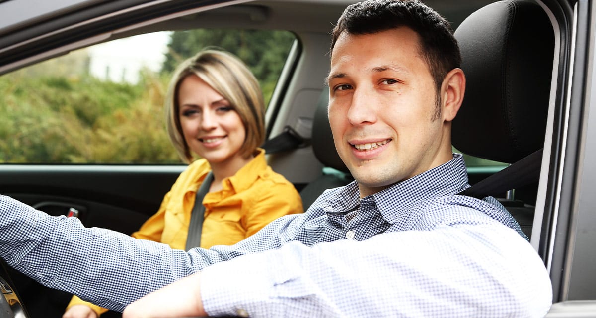 Young-happy-couple-smiling-in-car
